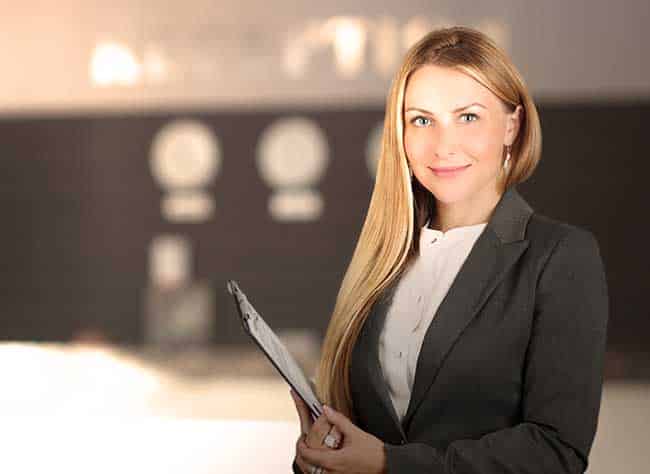 La hermosa mujer de negocios sonriente
